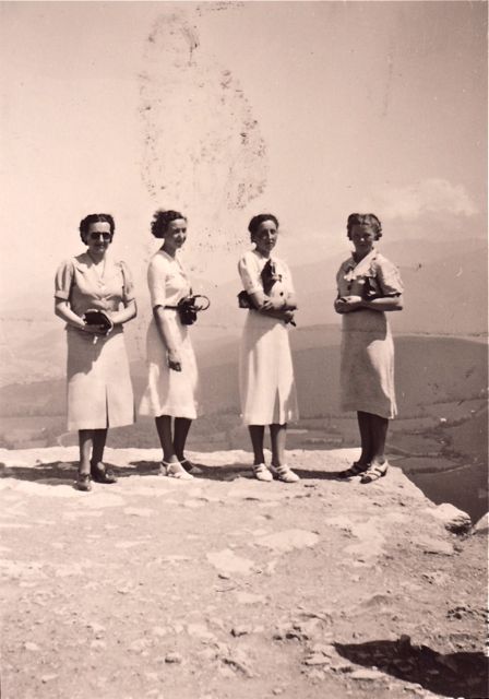 Kandidates voor de wedstrijd van Delvaux 'Hoe draag ik een handtas op de meest elegante manier.' Kandidate nummer vijf, niet in beeld, heeft gewonnen.